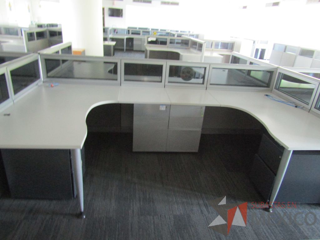 Lote 040 - Estación de trabajo para 10 personas, mampara baja con vidrio, con 10 archiveros de pedestal de 3 cajones - Steelcase - Imagen 10