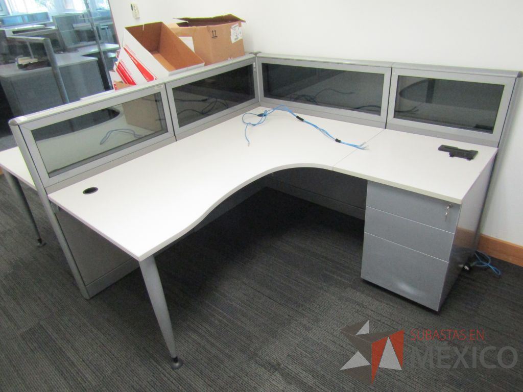 Lote 046 - Estación de trabajo lineal para 2 personas, mampara baja con vidrio, con 2 archiveros de pedestal de 3 cajones - Steelcase - Imagen 2