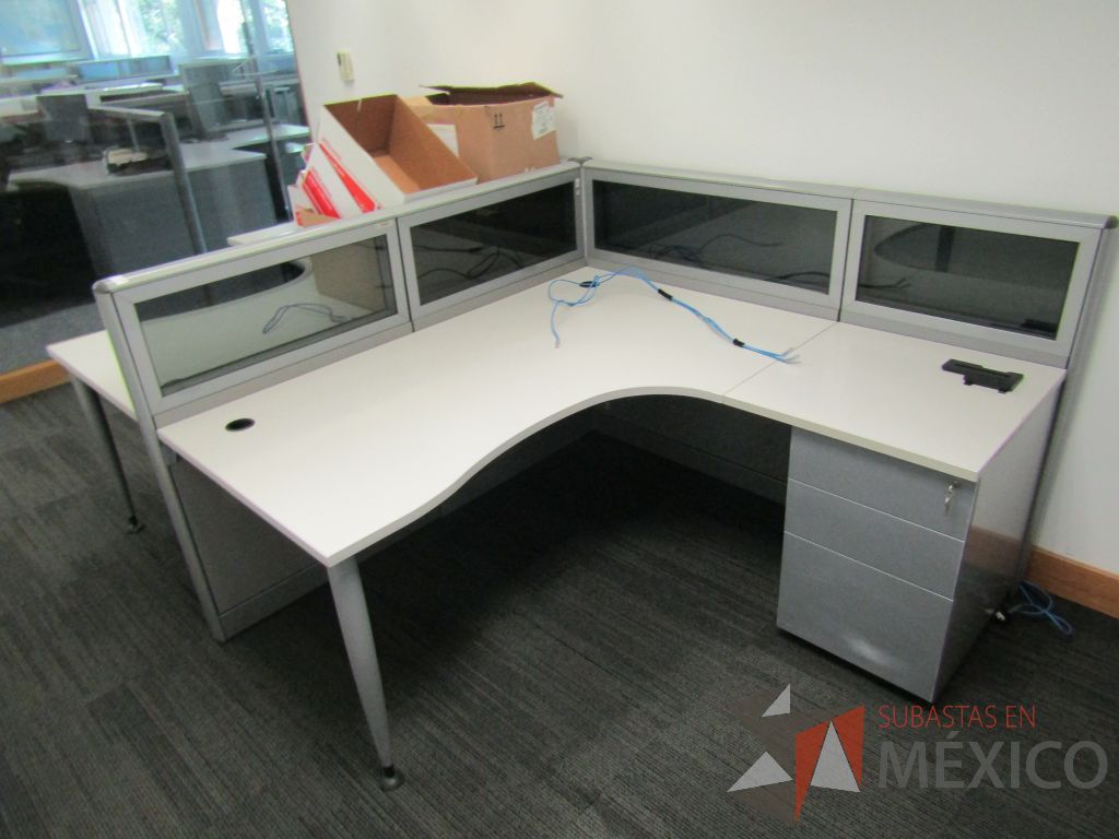 Lote 046 - Estación de trabajo lineal para 2 personas, mampara baja con vidrio, con 2 archiveros de pedestal de 3 cajones - Steelcase