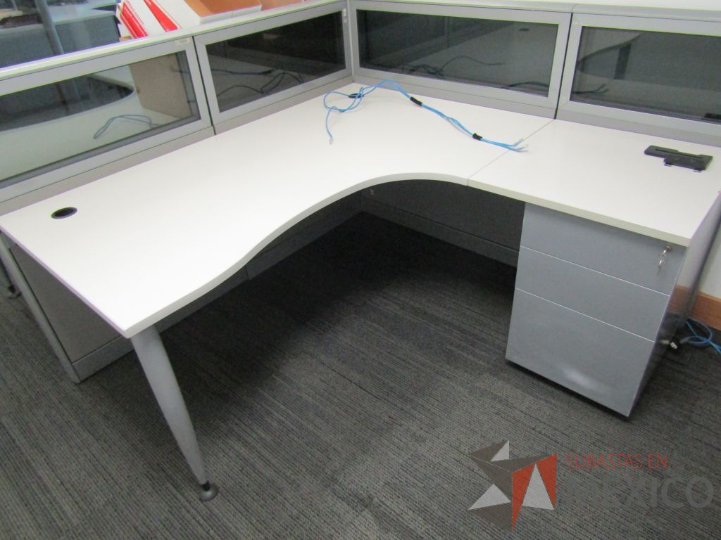 Lote 046 - Estación de trabajo lineal para 2 personas, mampara baja con vidrio, con 2 archiveros de pedestal de 3 cajones - Steelcase - Imagen 4