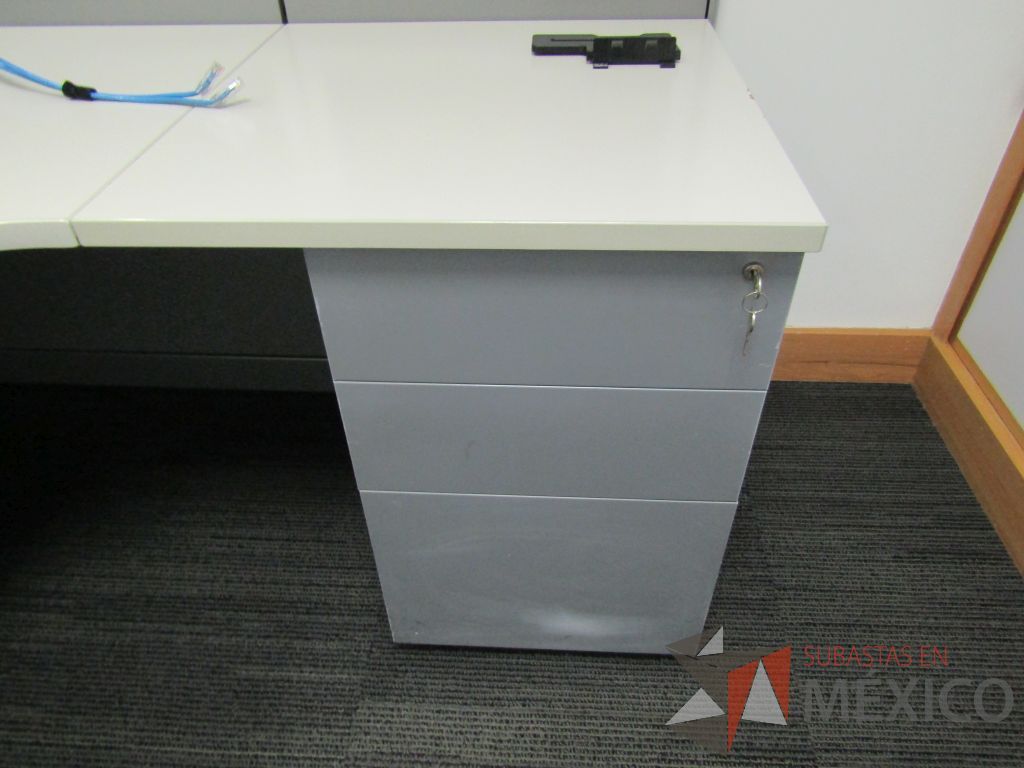 Lote 046 - Estación de trabajo lineal para 2 personas, mampara baja con vidrio, con 2 archiveros de pedestal de 3 cajones - Steelcase - Imagen 5