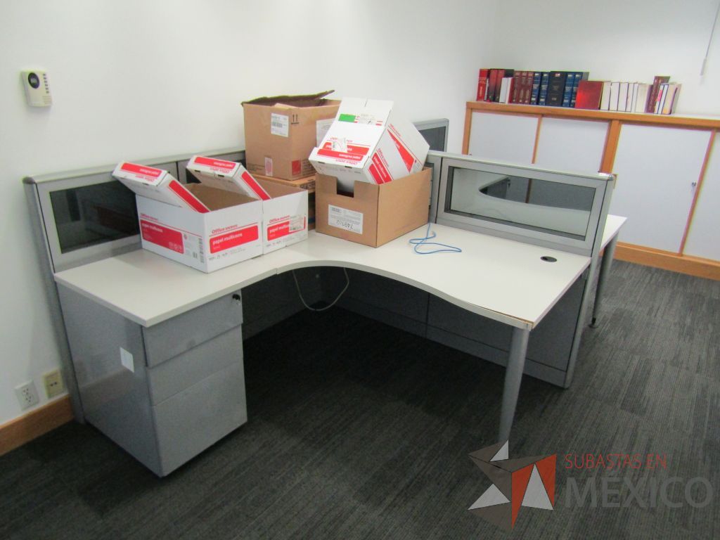 Lote 046 - Estación de trabajo lineal para 2 personas, mampara baja con vidrio, con 2 archiveros de pedestal de 3 cajones - Steelcase - Imagen 6