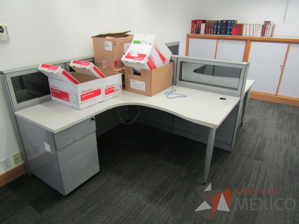 Lote 046 - Estación de trabajo lineal para 2 personas, mampara baja con vidrio, con 2 archiveros de pedestal de 3 cajones - Steelcase - Imagen 7