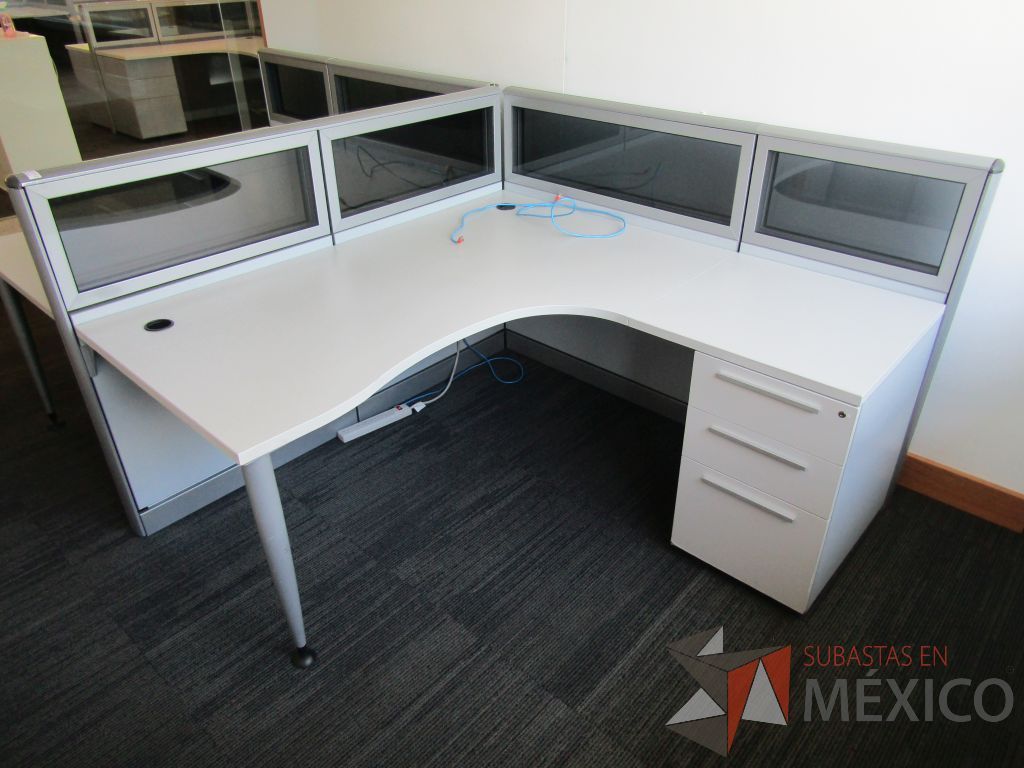 Lote 053 - Estación de trabajo lineal para 2 personas, mampara baja con vidrio, con 2 archiveros de pedestal de 3 cajones - Steelcase - Imagen 2