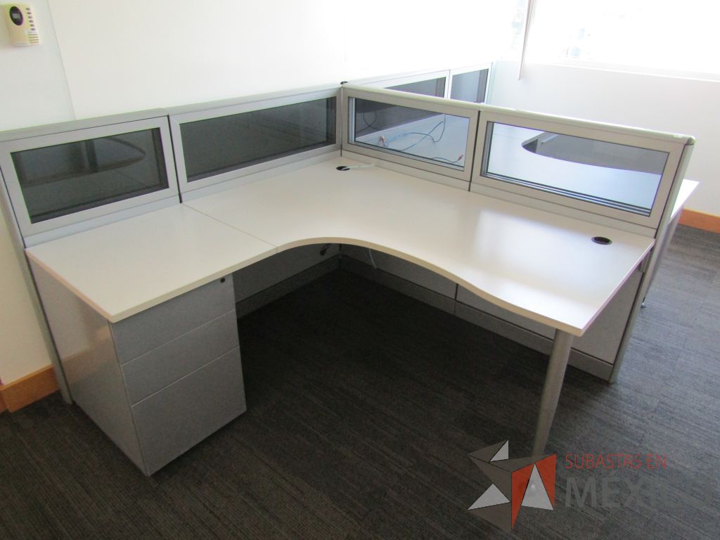 Lote 053 - Estación de trabajo lineal para 2 personas, mampara baja con vidrio, con 2 archiveros de pedestal de 3 cajones - Steelcase - Imagen 5