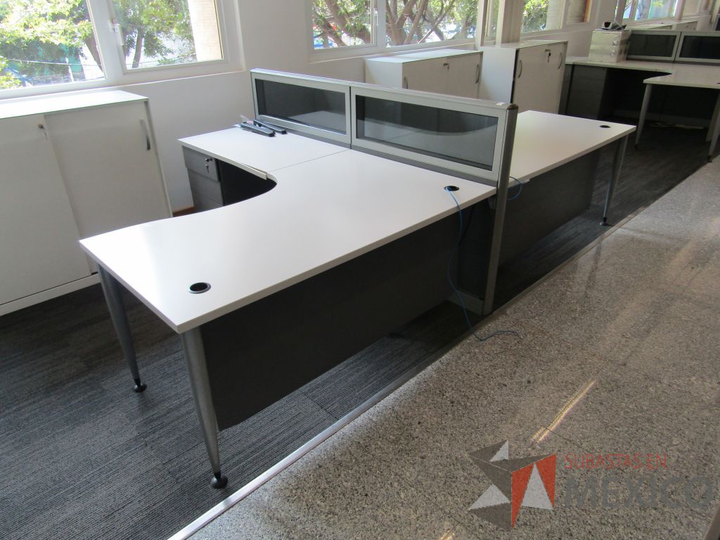 Lote 055 - Estación de trabajo lineal para 2 personas, mampara baja con vidrio, con 2 archiveros de pedestal de 3 cajones - Steelcase - Imagen 3
