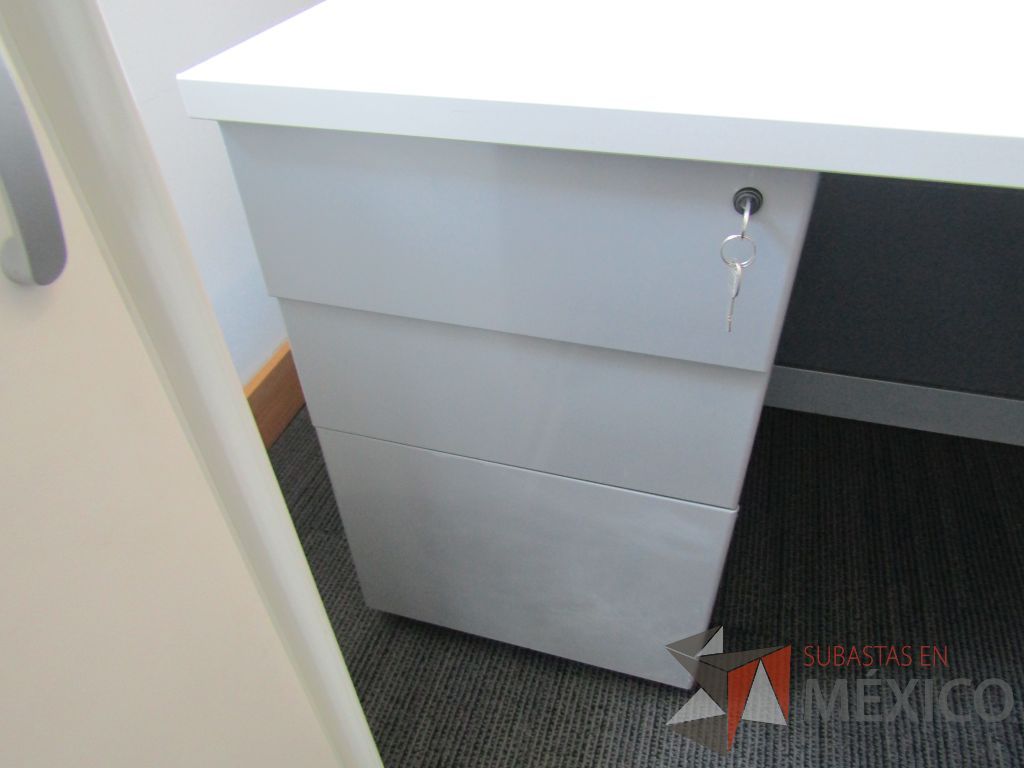 Lote 055 - Estación de trabajo lineal para 2 personas, mampara baja con vidrio, con 2 archiveros de pedestal de 3 cajones - Steelcase - Imagen 6