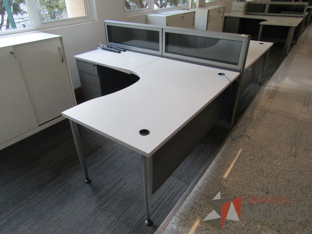 Lote 055 - Estación de trabajo lineal para 2 personas, mampara baja con vidrio, con 2 archiveros de pedestal de 3 cajones - Steelcase - Imagen 7