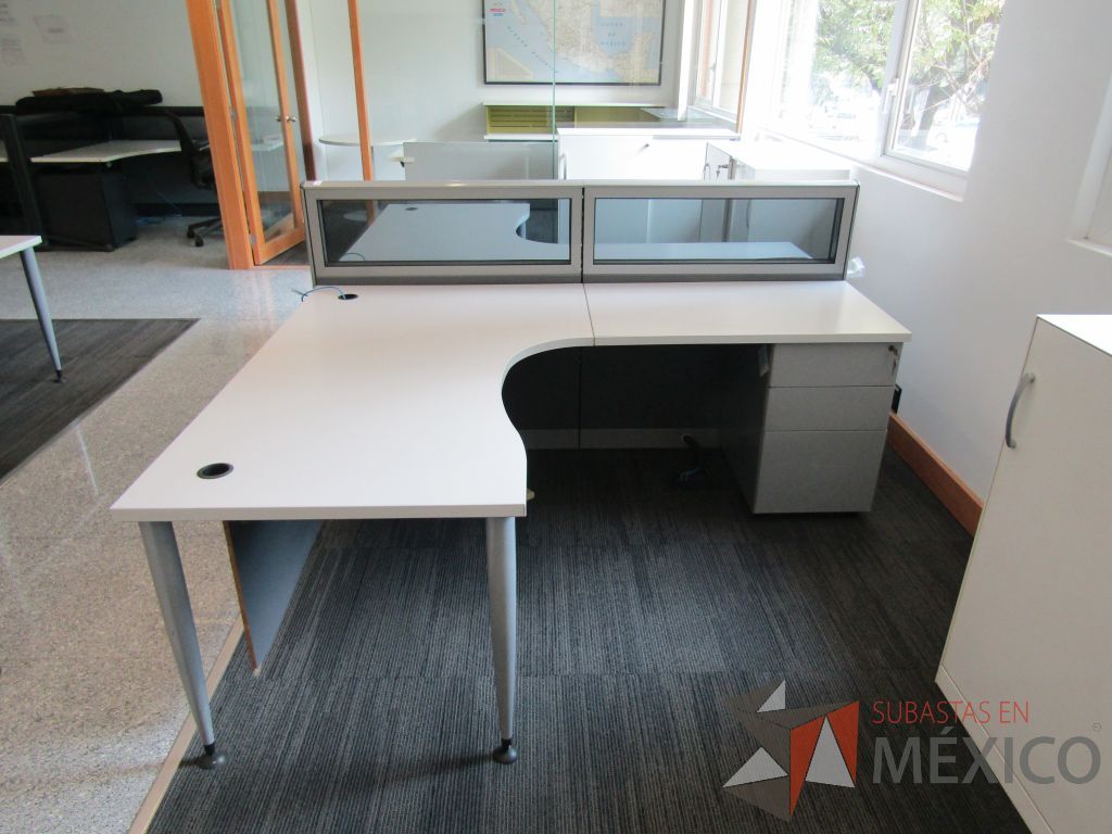 Lote 055 - Estación de trabajo lineal para 2 personas, mampara baja con vidrio, con 2 archiveros de pedestal de 3 cajones - Steelcase