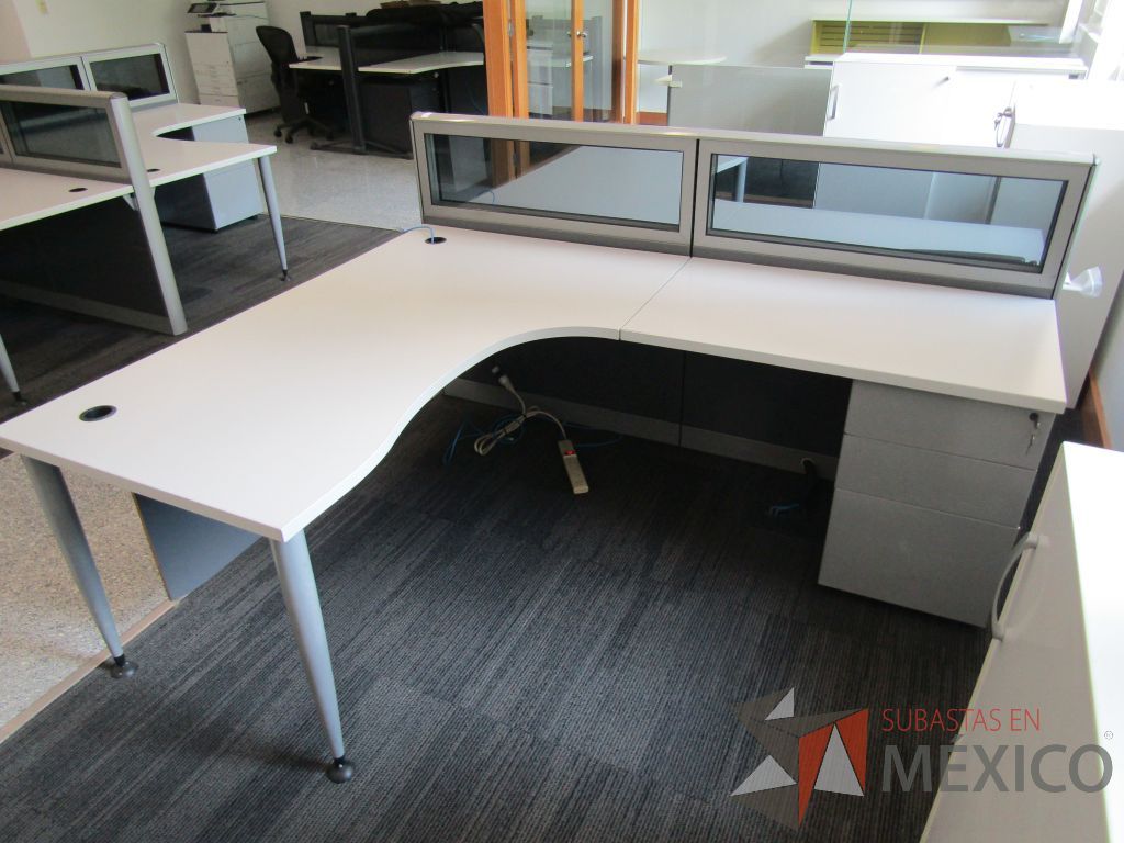 Lote 055 - Estación de trabajo lineal para 2 personas, mampara baja con vidrio, con 2 archiveros de pedestal de 3 cajones - Steelcase - Imagen 9