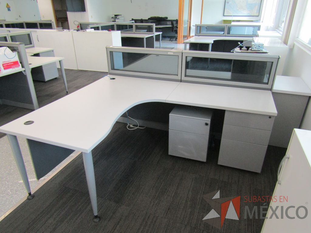Lote 056 - Estación de trabajo lineal para 2 personas, mampara baja con vidrio, con 2 archiveros de pedestal de 3 cajones - Steelcase - Imagen 7