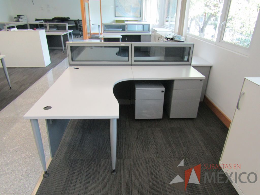 Lote 056 - Estación de trabajo lineal para 2 personas, mampara baja con vidrio, con 2 archiveros de pedestal de 3 cajones - Steelcase - Imagen 9