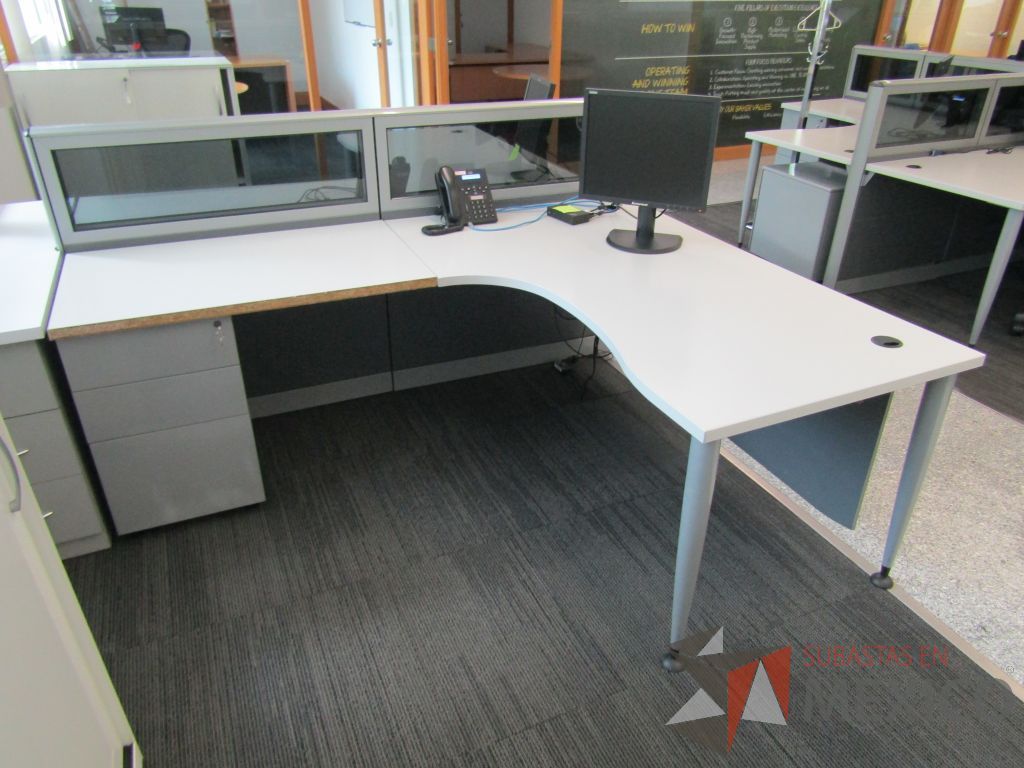 Lote 057 - Estación de trabajo lineal para 2 personas, mampara baja con vidrio, con 2 archiveros de pedestal de 3 cajones - Steelcase - Imagen 4