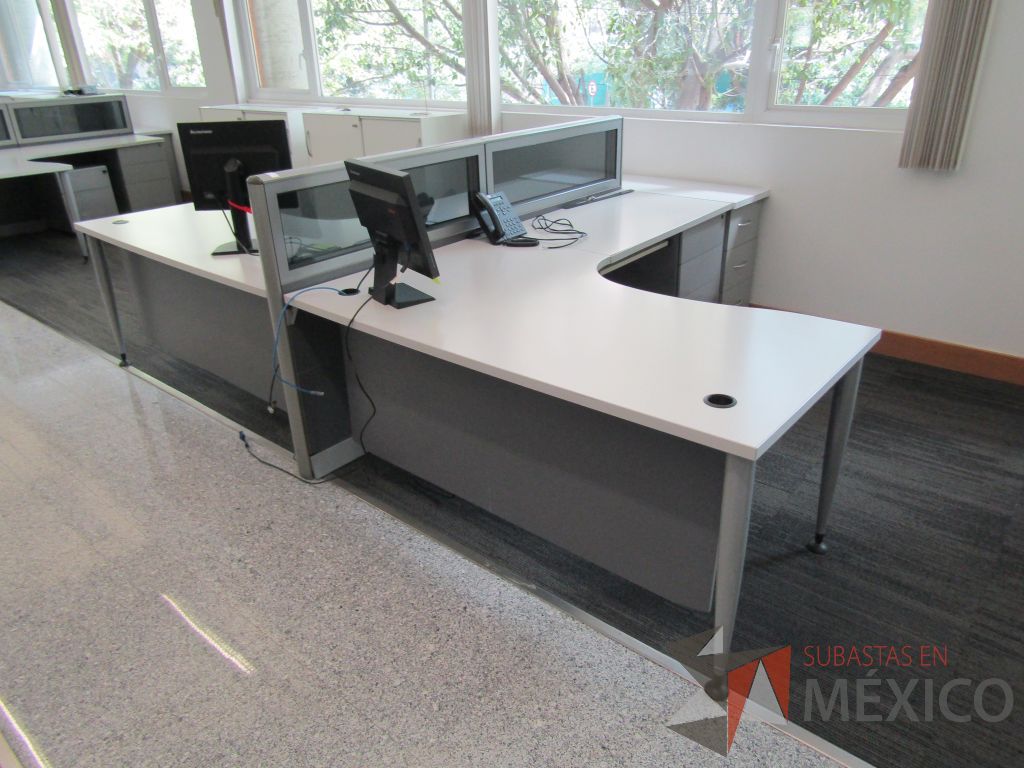 Lote 057 - Estación de trabajo lineal para 2 personas, mampara baja con vidrio, con 2 archiveros de pedestal de 3 cajones - Steelcase - Imagen 6
