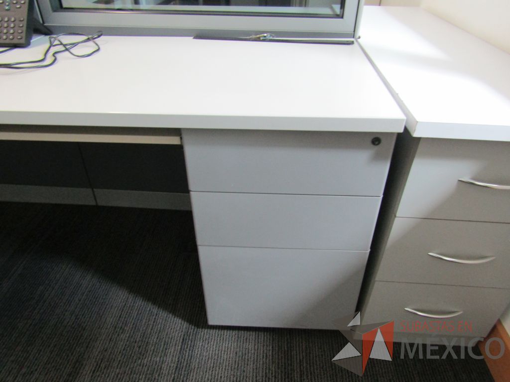 Lote 057 - Estación de trabajo lineal para 2 personas, mampara baja con vidrio, con 2 archiveros de pedestal de 3 cajones - Steelcase - Imagen 8