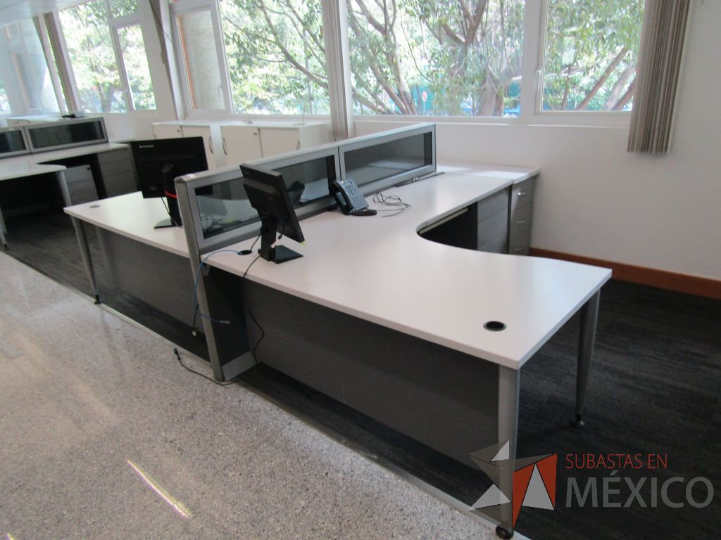 Lote 057 - Estación de trabajo lineal para 2 personas, mampara baja con vidrio, con 2 archiveros de pedestal de 3 cajones - Steelcase