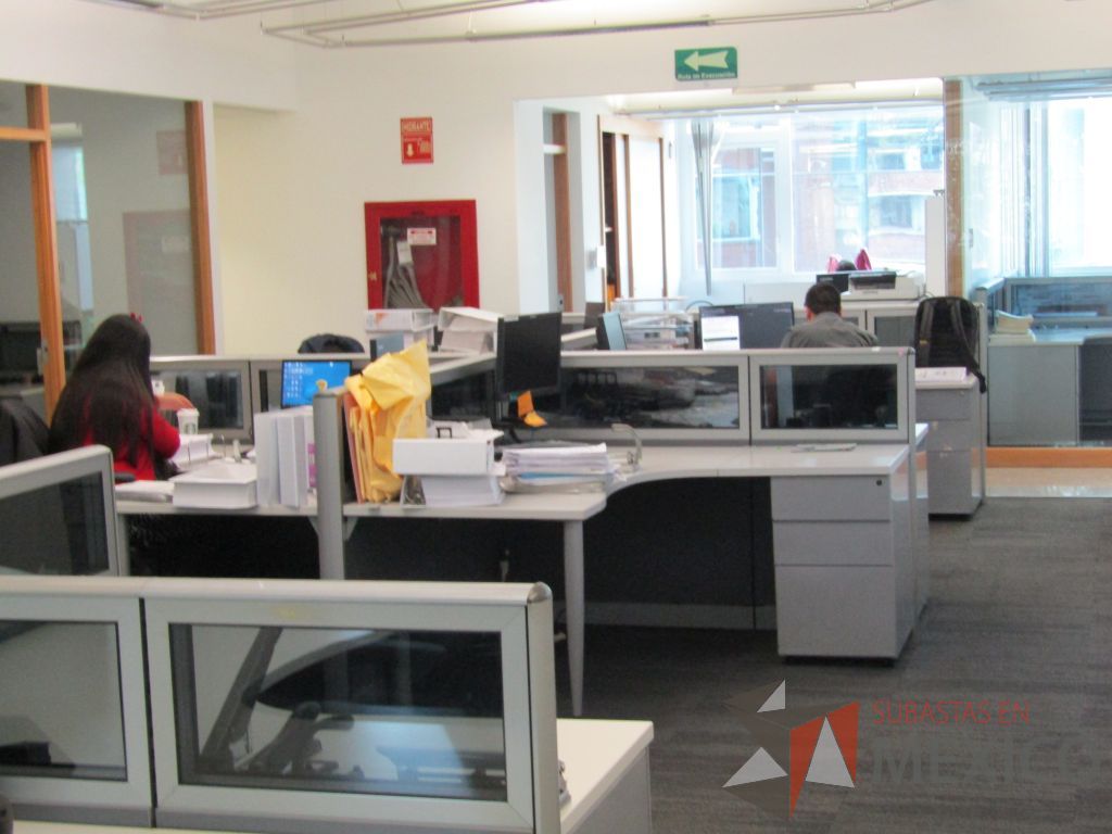 Lote 059 - Estación de trabajo para 6 personas, mampara baja con vidrio, con 6 archiveros de pedestal de 3 cajones - Steelcase - Imagen 2