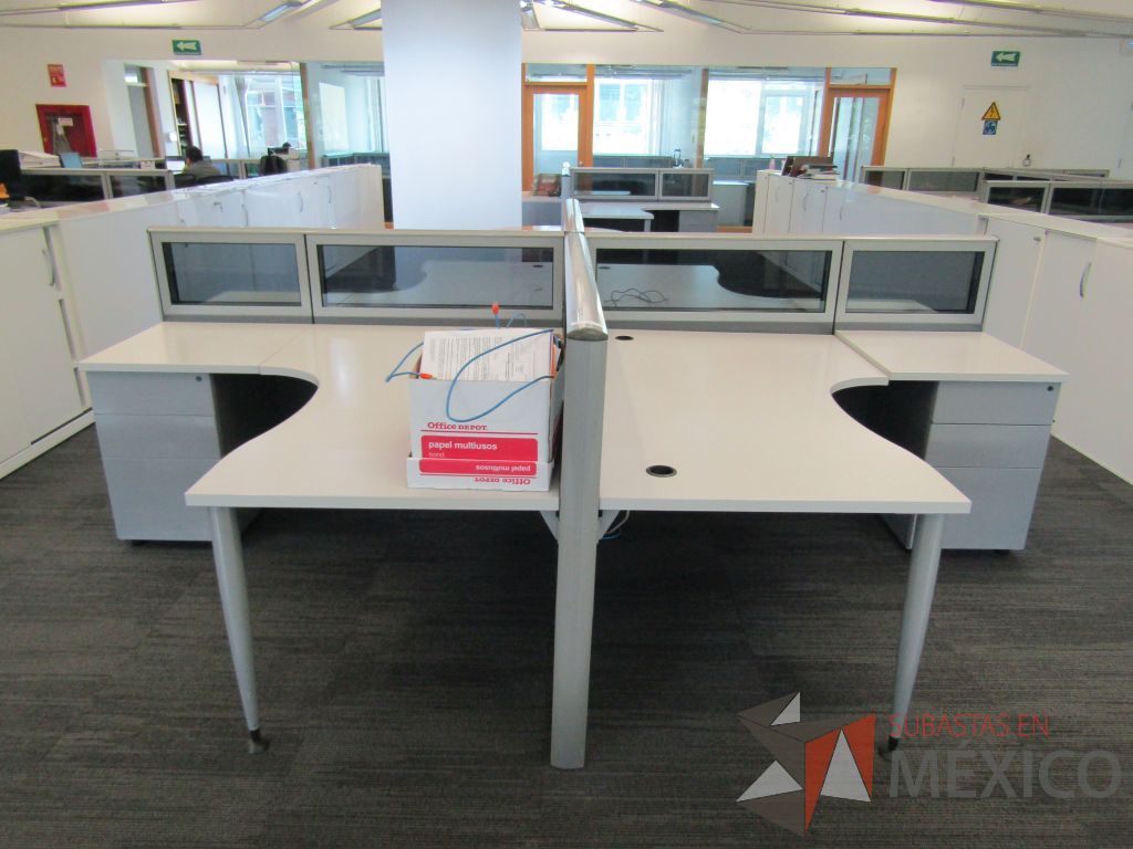 Lote 060 - Estación de trabajo para 4 personas, mampara baja con vidrio, con 4 archiveros de pedestal de 3 cajones - Steelcase - Imagen 2