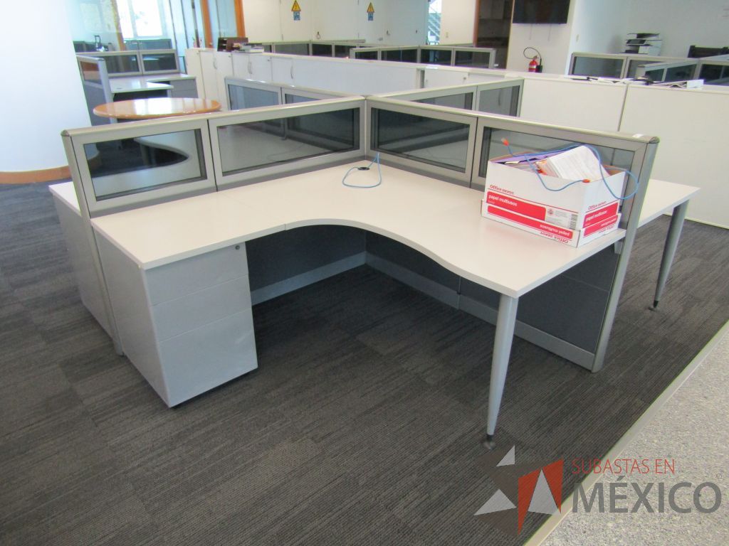 Lote 060 - Estación de trabajo para 4 personas, mampara baja con vidrio, con 4 archiveros de pedestal de 3 cajones - Steelcase - Imagen 4