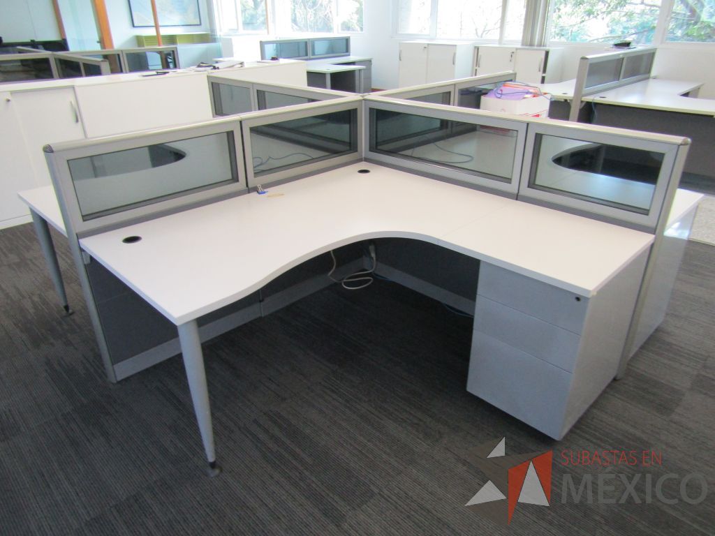 Lote 060 - Estación de trabajo para 4 personas, mampara baja con vidrio, con 4 archiveros de pedestal de 3 cajones - Steelcase