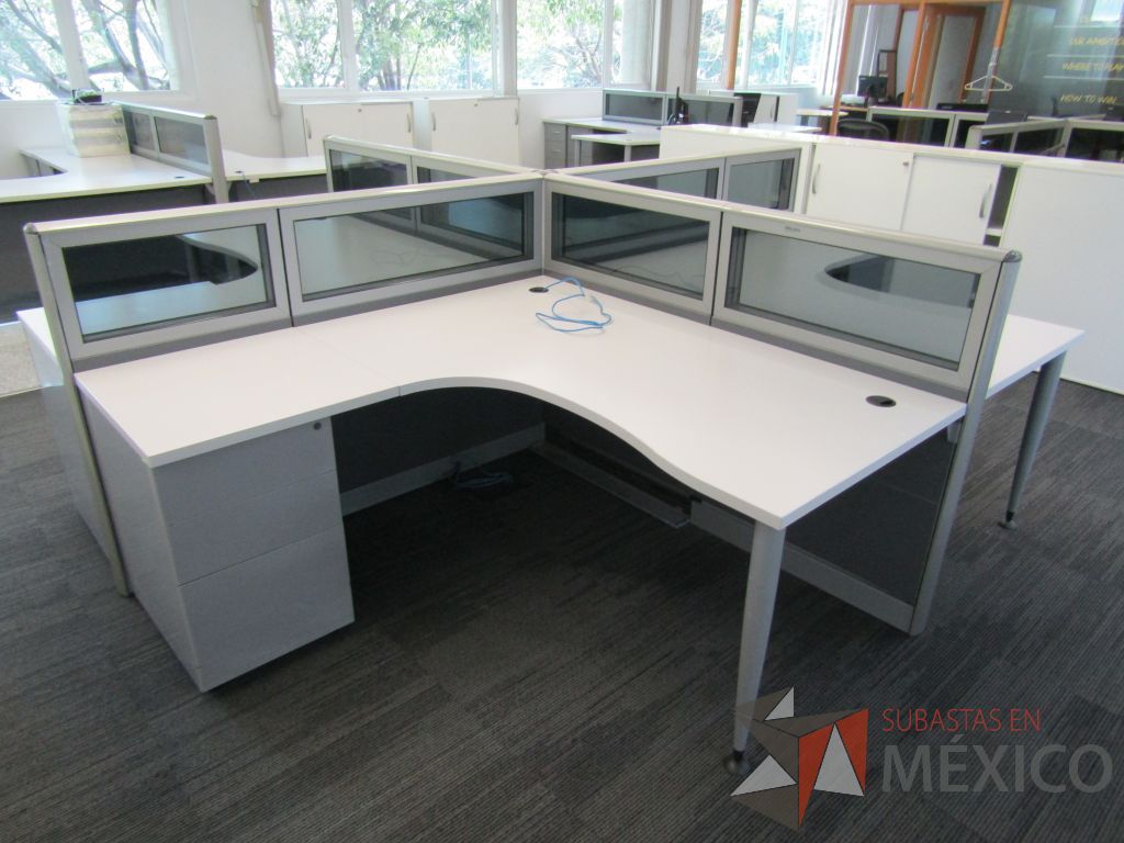 Lote 060 - Estación de trabajo para 4 personas, mampara baja con vidrio, con 4 archiveros de pedestal de 3 cajones - Steelcase - Imagen 5
