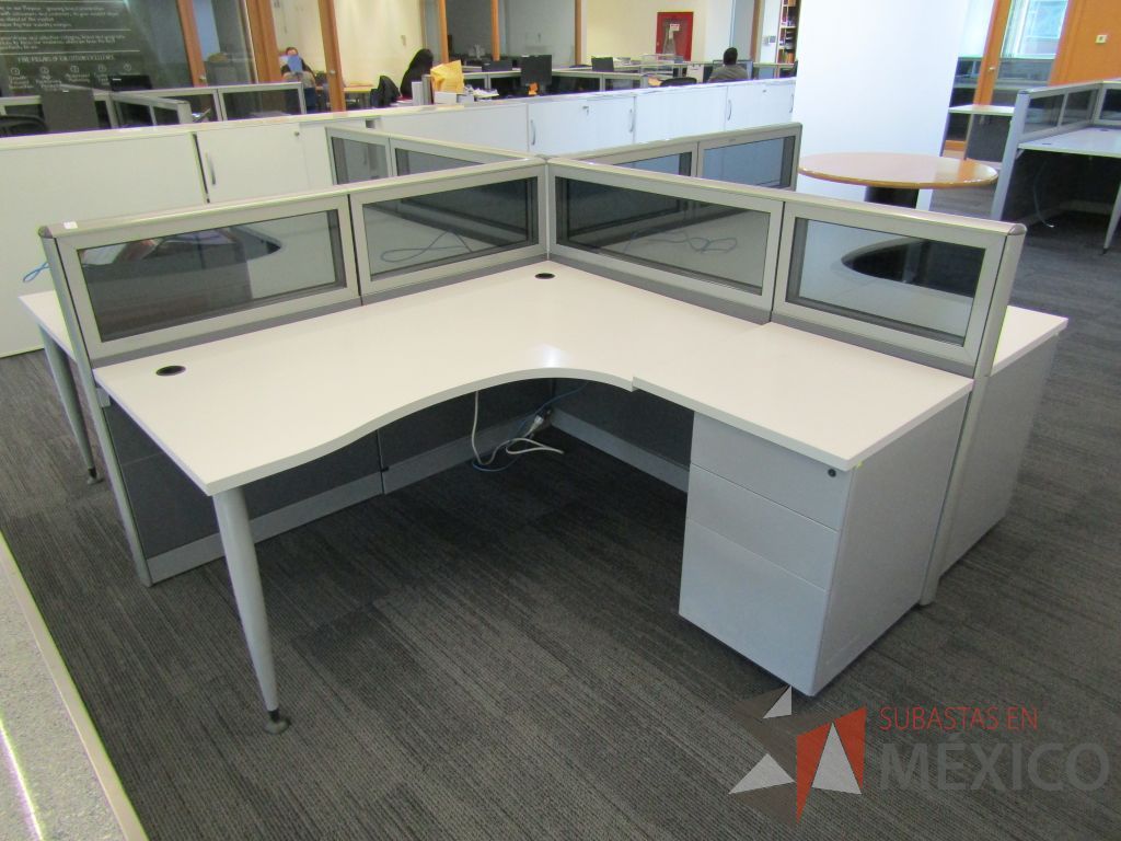 Lote 060 - Estación de trabajo para 4 personas, mampara baja con vidrio, con 4 archiveros de pedestal de 3 cajones - Steelcase - Imagen 6