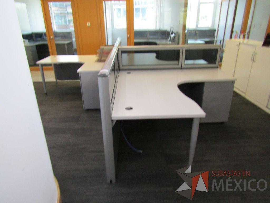 Lote 061 - Estación de trabajo para 3 personas, mampara baja con vidrio, con 3 archiveros de pedestal de 3 cajones - Steelcase - Imagen 2