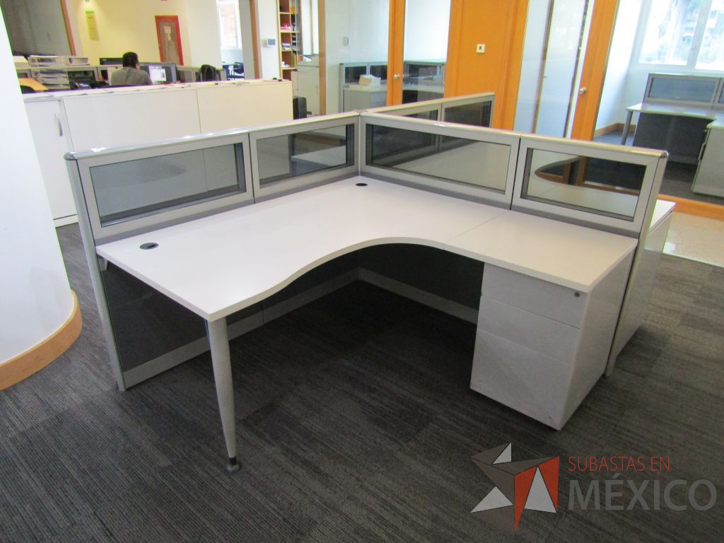 Lote 061 - Estación de trabajo para 3 personas, mampara baja con vidrio, con 3 archiveros de pedestal de 3 cajones - Steelcase - Imagen 3
