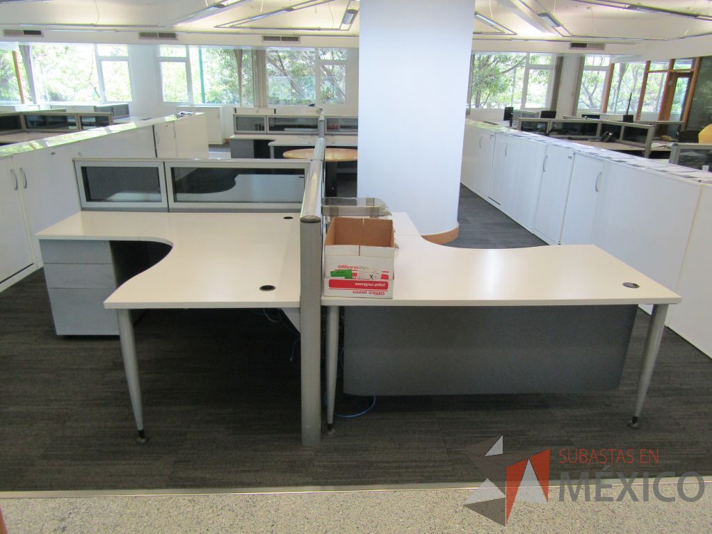 Lote 061 - Estación de trabajo para 3 personas, mampara baja con vidrio, con 3 archiveros de pedestal de 3 cajones - Steelcase - Imagen 4