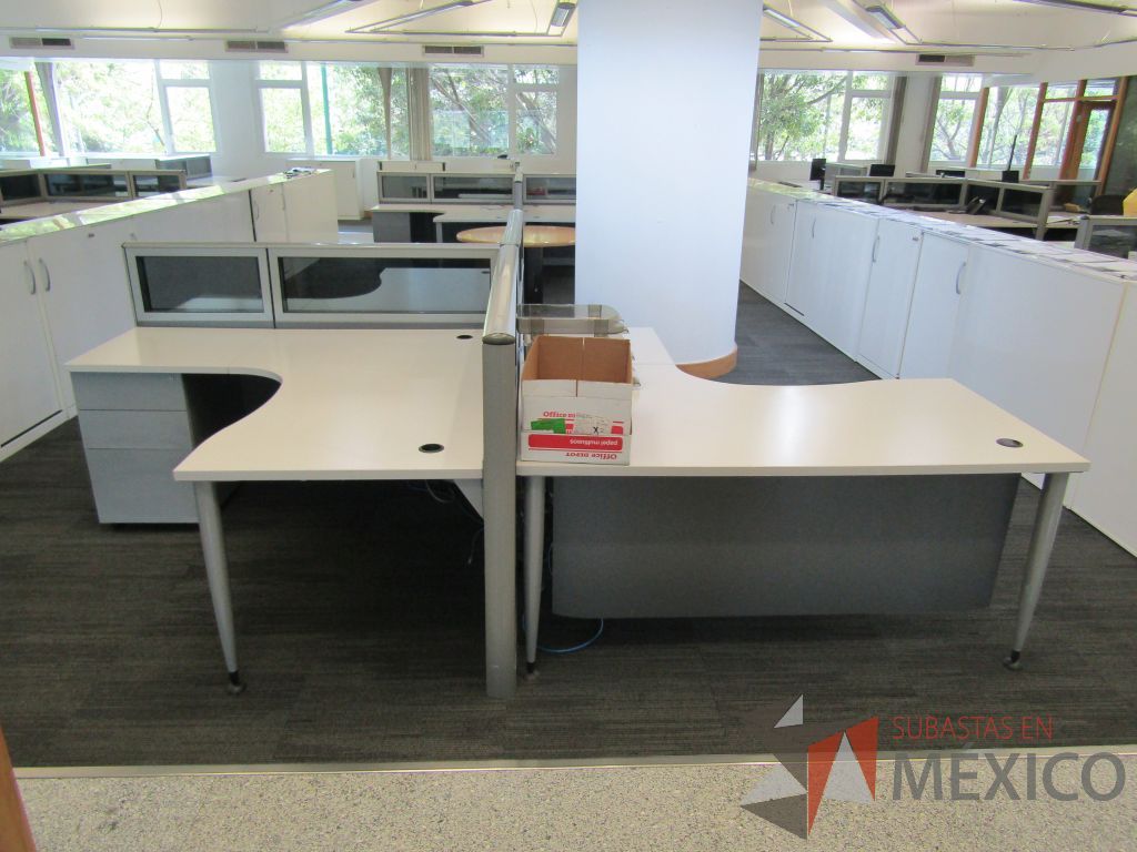 Lote 061 - Estación de trabajo para 3 personas, mampara baja con vidrio, con 3 archiveros de pedestal de 3 cajones - Steelcase - Imagen 5