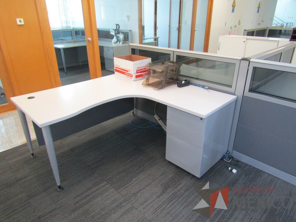 Lote 061 - Estación de trabajo para 3 personas, mampara baja con vidrio, con 3 archiveros de pedestal de 3 cajones - Steelcase - Imagen 6