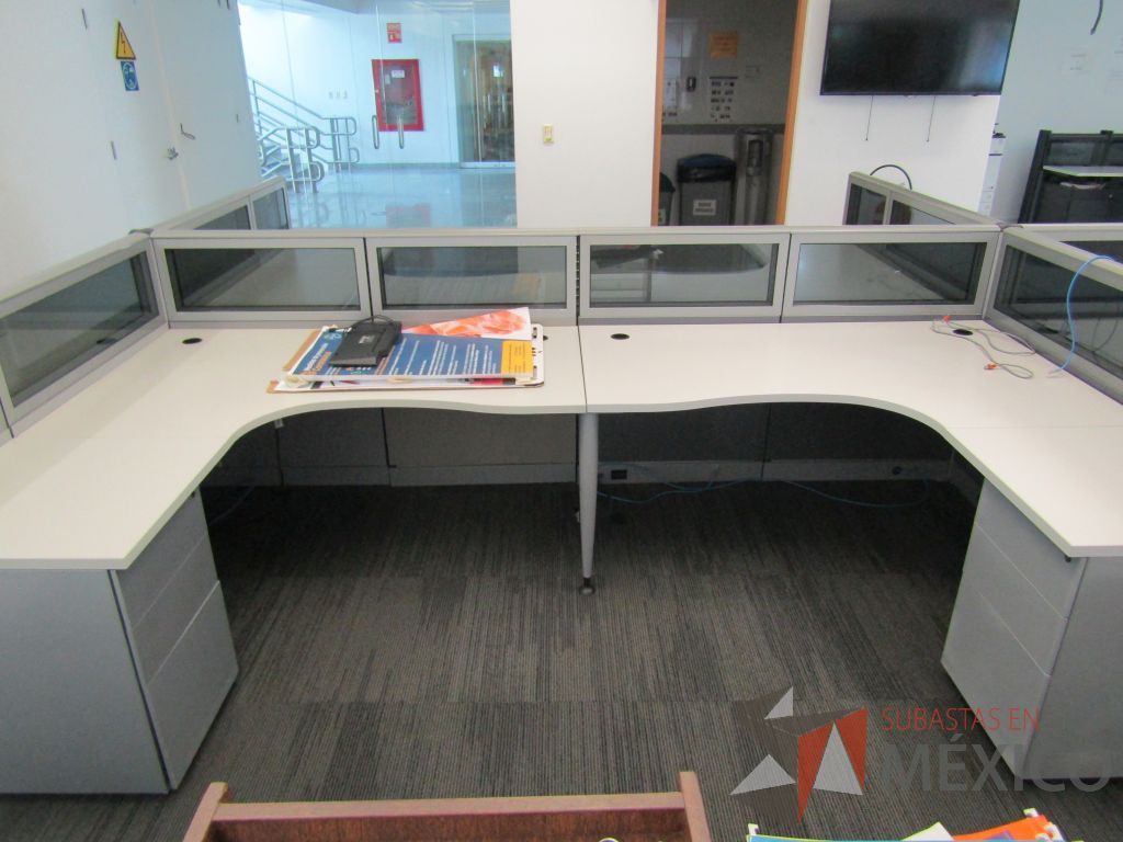 Lote 059 - Estación de trabajo para 6 personas, mampara baja con vidrio, con 6 archiveros de pedestal de 3 cajones - Steelcase - Imagen 4