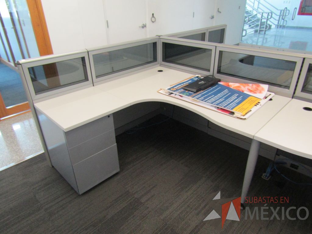 Lote 059 - Estación de trabajo para 6 personas, mampara baja con vidrio, con 6 archiveros de pedestal de 3 cajones - Steelcase - Imagen 5