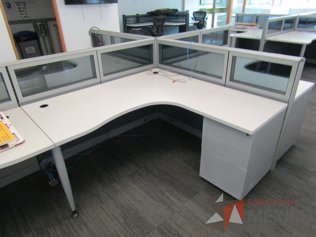 Lote 059 - Estación de trabajo para 6 personas, mampara baja con vidrio, con 6 archiveros de pedestal de 3 cajones - Steelcase - Imagen 6