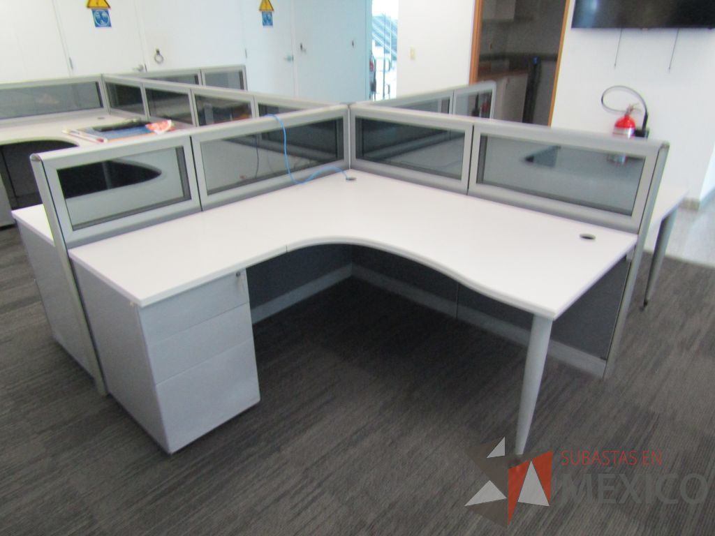 Lote 059 - Estación de trabajo para 6 personas, mampara baja con vidrio, con 6 archiveros de pedestal de 3 cajones - Steelcase - Imagen 7