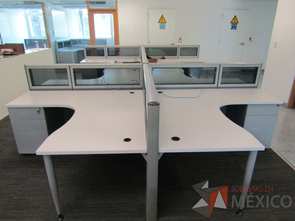 Lote 059 - Estación de trabajo para 6 personas, mampara baja con vidrio, con 6 archiveros de pedestal de 3 cajones - Steelcase - Imagen 8