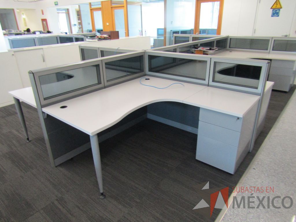 Lote 059 - Estación de trabajo para 6 personas, mampara baja con vidrio, con 6 archiveros de pedestal de 3 cajones - Steelcase - Imagen 9