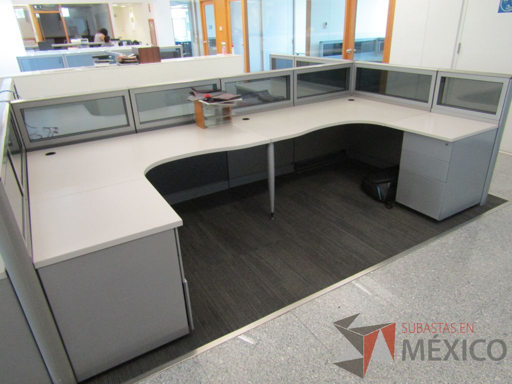 Lote 059 - Estación de trabajo para 6 personas, mampara baja con vidrio, con 6 archiveros de pedestal de 3 cajones - Steelcase - Imagen 10