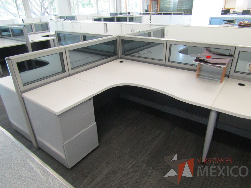 Lote 059 - Estación de trabajo para 6 personas, mampara baja con vidrio, con 6 archiveros de pedestal de 3 cajones - Steelcase - Imagen 12