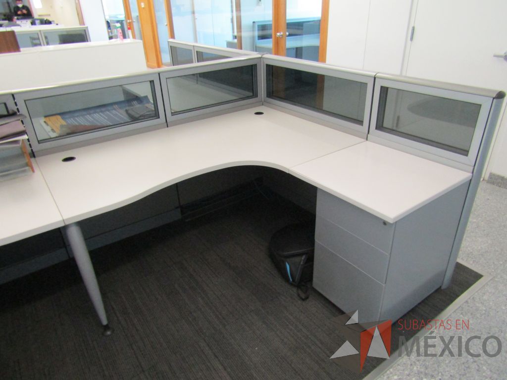 Lote 059 - Estación de trabajo para 6 personas, mampara baja con vidrio, con 6 archiveros de pedestal de 3 cajones - Steelcase - Imagen 13