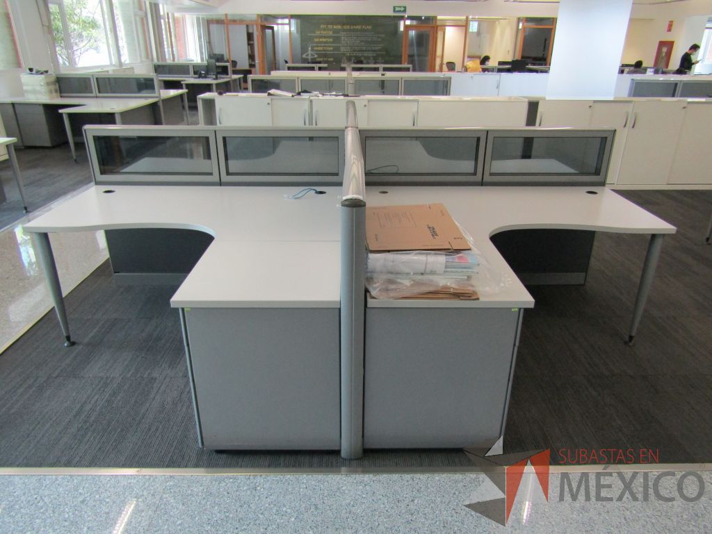 Lote 063 - Estación de trabajo para 4 personas, mampara baja con vidrio, con 4 archiveros de pedestal de 3 cajones - Steelcase - Imagen 2