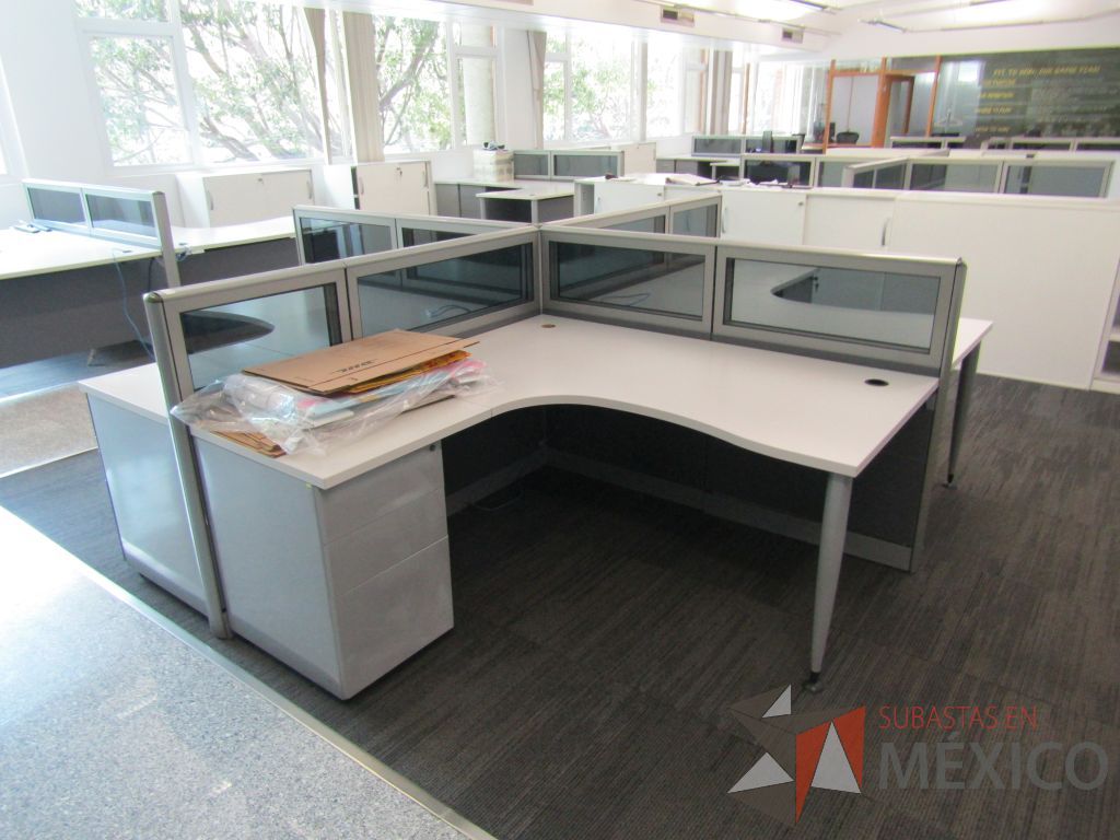 Lote 063 - Estación de trabajo para 4 personas, mampara baja con vidrio, con 4 archiveros de pedestal de 3 cajones - Steelcase - Imagen 3
