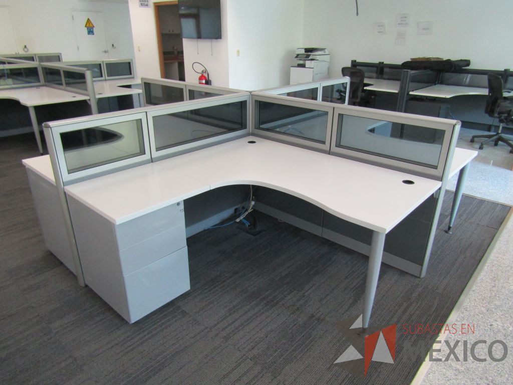 Lote 063 - Estación de trabajo para 4 personas, mampara baja con vidrio, con 4 archiveros de pedestal de 3 cajones - Steelcase - Imagen 5