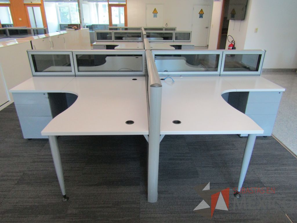 Lote 063 - Estación de trabajo para 4 personas, mampara baja con vidrio, con 4 archiveros de pedestal de 3 cajones - Steelcase