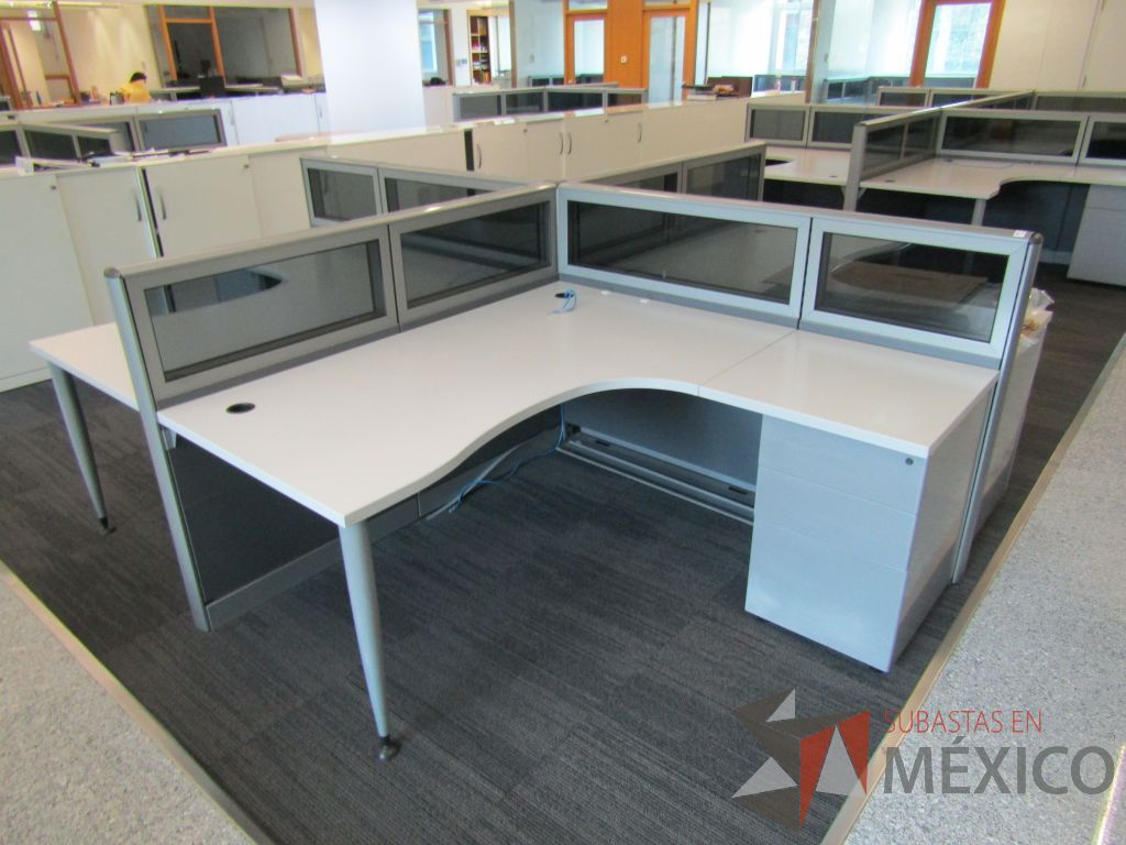Lote 063 - Estación de trabajo para 4 personas, mampara baja con vidrio, con 4 archiveros de pedestal de 3 cajones - Steelcase - Imagen 6