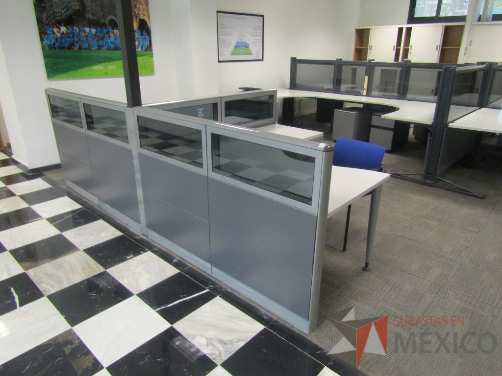 Lote 077 - Estación de trabajo lineal para 2 personas, mampara baja con vidrio, con 2 archiveros de pedestal de 3 cajones - Steelcase - Imagen 2