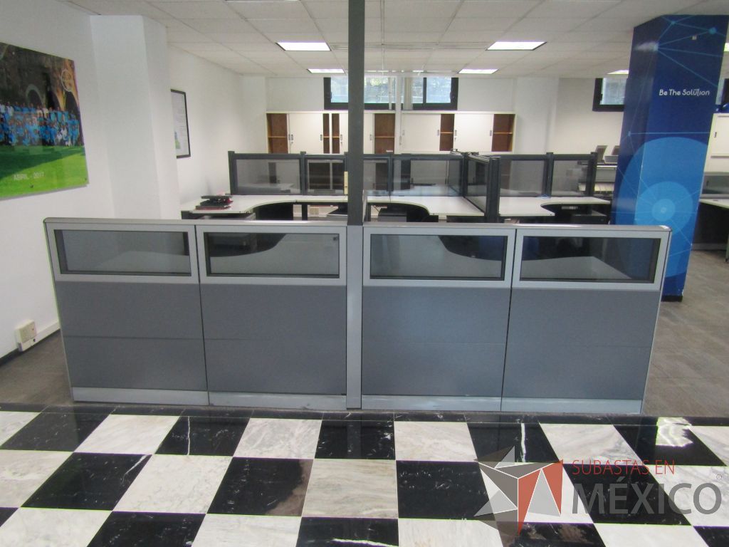 Lote 077 - Estación de trabajo lineal para 2 personas, mampara baja con vidrio, con 2 archiveros de pedestal de 3 cajones - Steelcase - Imagen 3