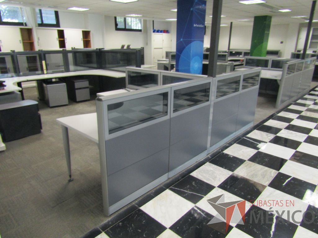Lote 077 - Estación de trabajo lineal para 2 personas, mampara baja con vidrio, con 2 archiveros de pedestal de 3 cajones - Steelcase - Imagen 4