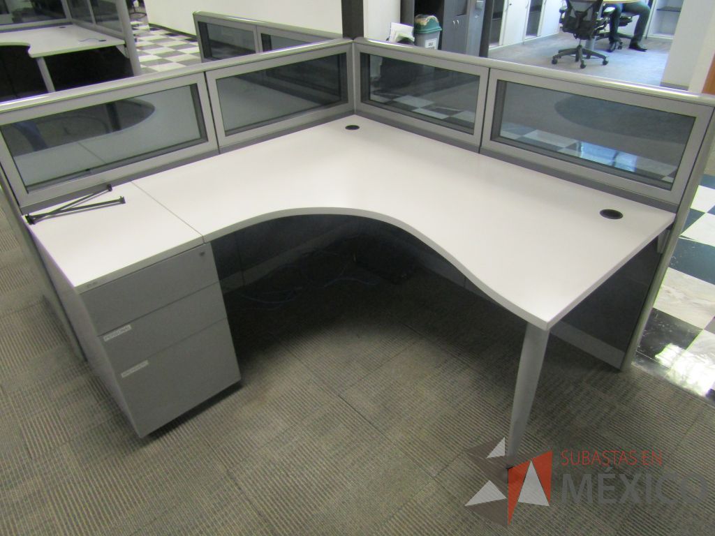 Lote 077 - Estación de trabajo lineal para 2 personas, mampara baja con vidrio, con 2 archiveros de pedestal de 3 cajones - Steelcase - Imagen 6