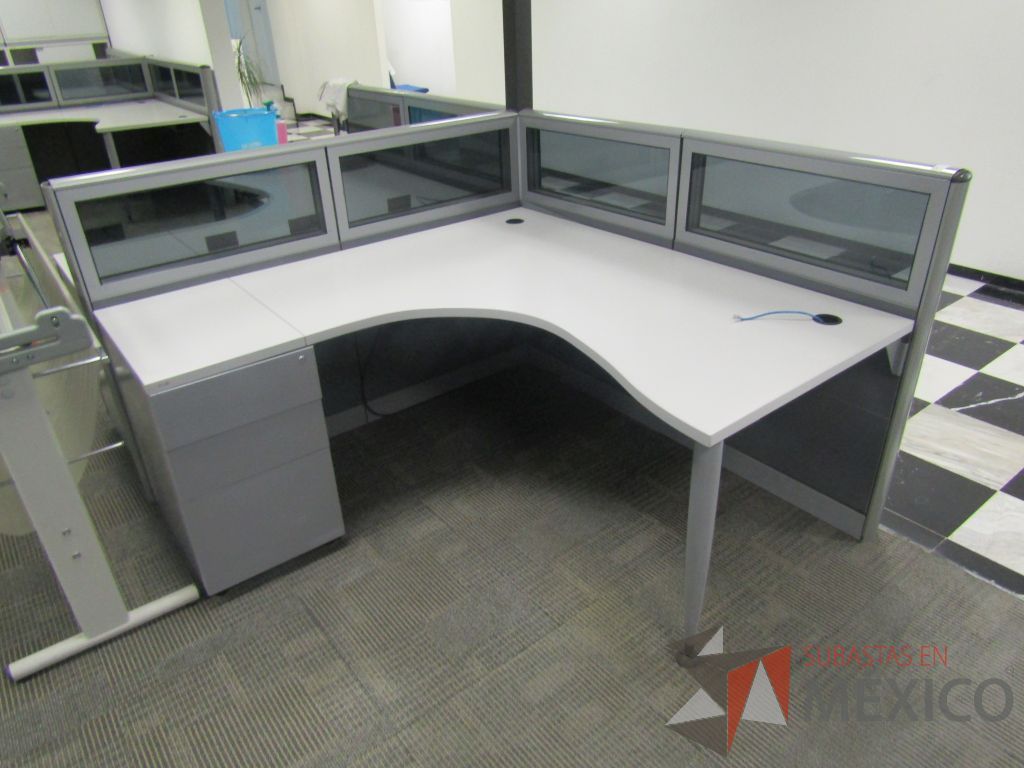 Lote 079 - Estación de trabajo lineal para 2 personas, mampara baja con vidrio, con 2 archiveros de pedestal de 3 cajones - Steelcase - Imagen 3